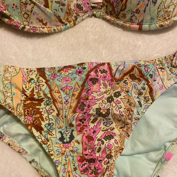 Bikini - Picture 3 of 9